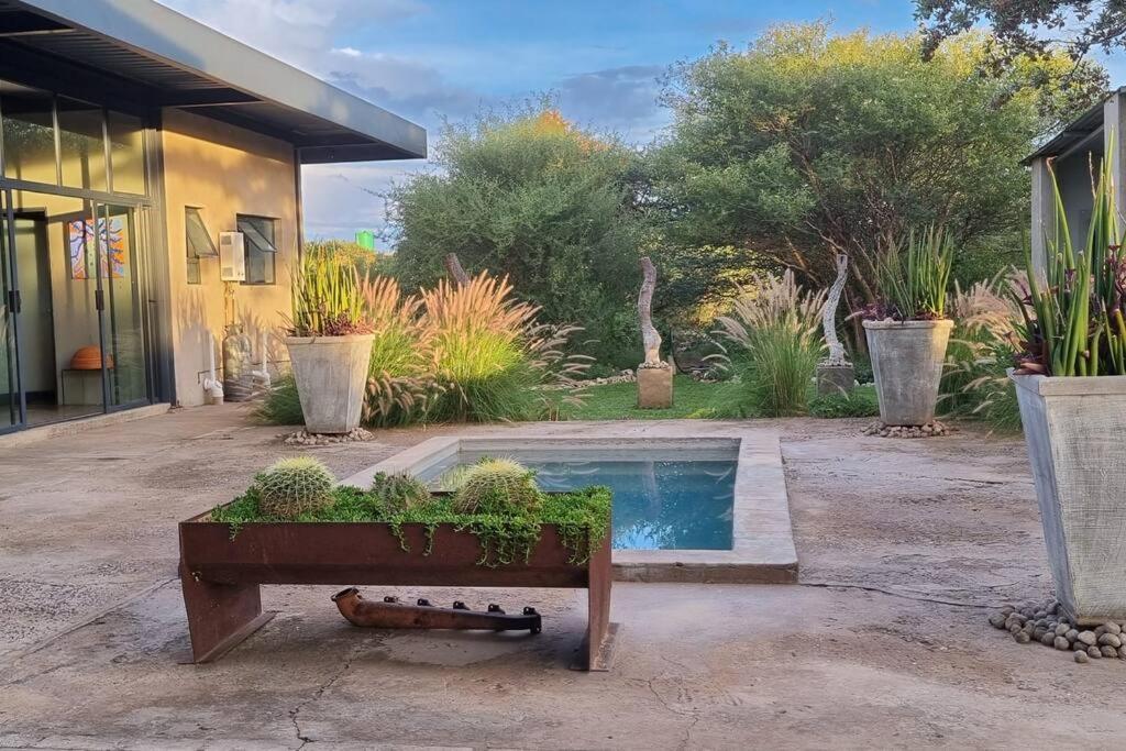 Hackberry House Black Thorn Cottage, Off Grid Khemsbok Eksteriør bilde